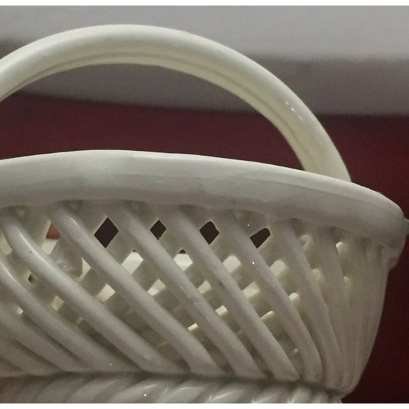 Vintage Porcelain woven Basket with flowers made in Italy - Picture 3 of 4